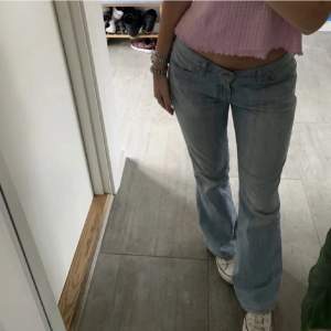 Fina lågmidjade bootcut jeans! Vet ej var dem är köpta eller vilket märke det är då jag fått dem ❤️På andra bilden kan man se att dem har som ett randigt mönster 💗 Säljer för 500kr 💓 Inga defekter och allt är ”som det ska”. 