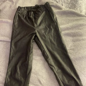 Läderbyxor  - Jätte fina läderbyxor (obs fakeläder) är lite förstora för mig tyvärr så inget som kommer till användning. Jätte fina men tyvärr så har dom en liten fläck på benet som inte försvinner men inget man lägger märke till