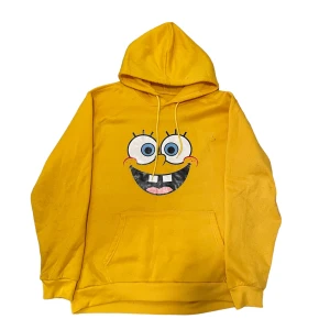 Svampbob hoodie - Gul hoodie med svampbob motiv. Flitigt använd, väldigt knopprig. Har enstaka färg stänks fläck på framsidan. Vid frågor eller önskemål om fler bilder, skriv privat!