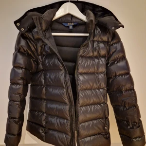 Ralph Lauren Vinter Jacka *NY!* - Helt ny Ralph Lauren jacka i storlek S. Mycket varm fluffig och skön jacka som passar höst/vinterväder.   Jackan är helt ny och oanvänd.  Kan mötas upp i Stockholm. Annars 1-3 dagar leverans enligt överenskommelse 