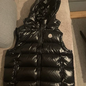 Moncler - Hej! Jag säljer min moncler väst pga den är för liten på mig. Kan mötas upp och frakta. Västen har qr scan på moncler märket och insidan som för dig direkt till ”moncler.com” skriv om ni är intresserade på att köpa och priset kan sänkas vid snabb affär!😁