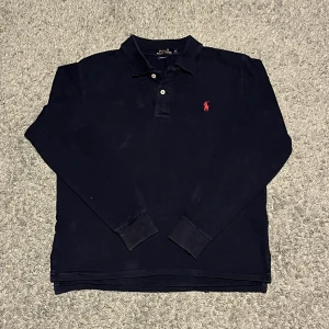 Ralph Lauren långärmad piké  - Långärmad piké från Ralph Lauren i storlek S. I gott skick! Hör av er vid funderingar! :)