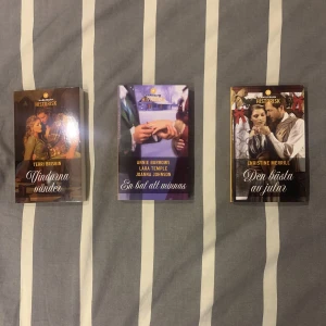 Tre roman böcker - Säljer tre roman böcker, en för 100kr alla tre för 250kr. Köparen betalar frakt och dem är helt i nyskick bara inte min smak av Bok. Om du vill ha bilder och beskrivning av de andra två böckerna är det bara att skriva❤️