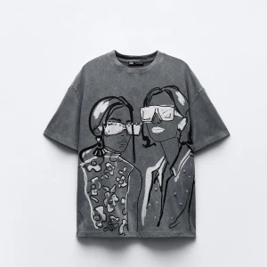 Zara t-shirt med tryck - Cool och trendig t-shirt från zara med tryck och diamanter❤️‍🔥aldrig använd❤️nypris 259kr