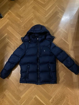 Polo Ralph Lauren jacka - Säljer en Polo Ralph Lauren jacka i mycket bra skick. Den är inte använd så mycket och har inga små hål eller andra defekter. Nypris på jackan är runt 3000 kr och om ni har frågor eller funderingar är det bara att höra av sig!