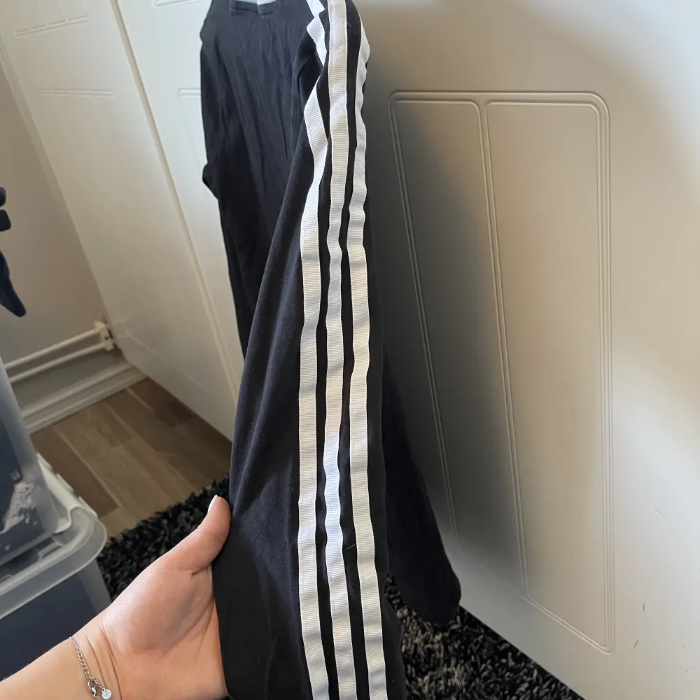 Långärmad tröja från Adidas, stretchigt material. Använd flitigt men ser ut som ny 🥰. Tröjor & Koftor.