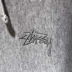 grå hoodie från stussy ❤️ storlek XL, sparsamt använd