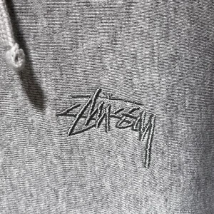 stüssy hoodie - grå hoodie från stussy ❤️ storlek XL, sparsamt använd