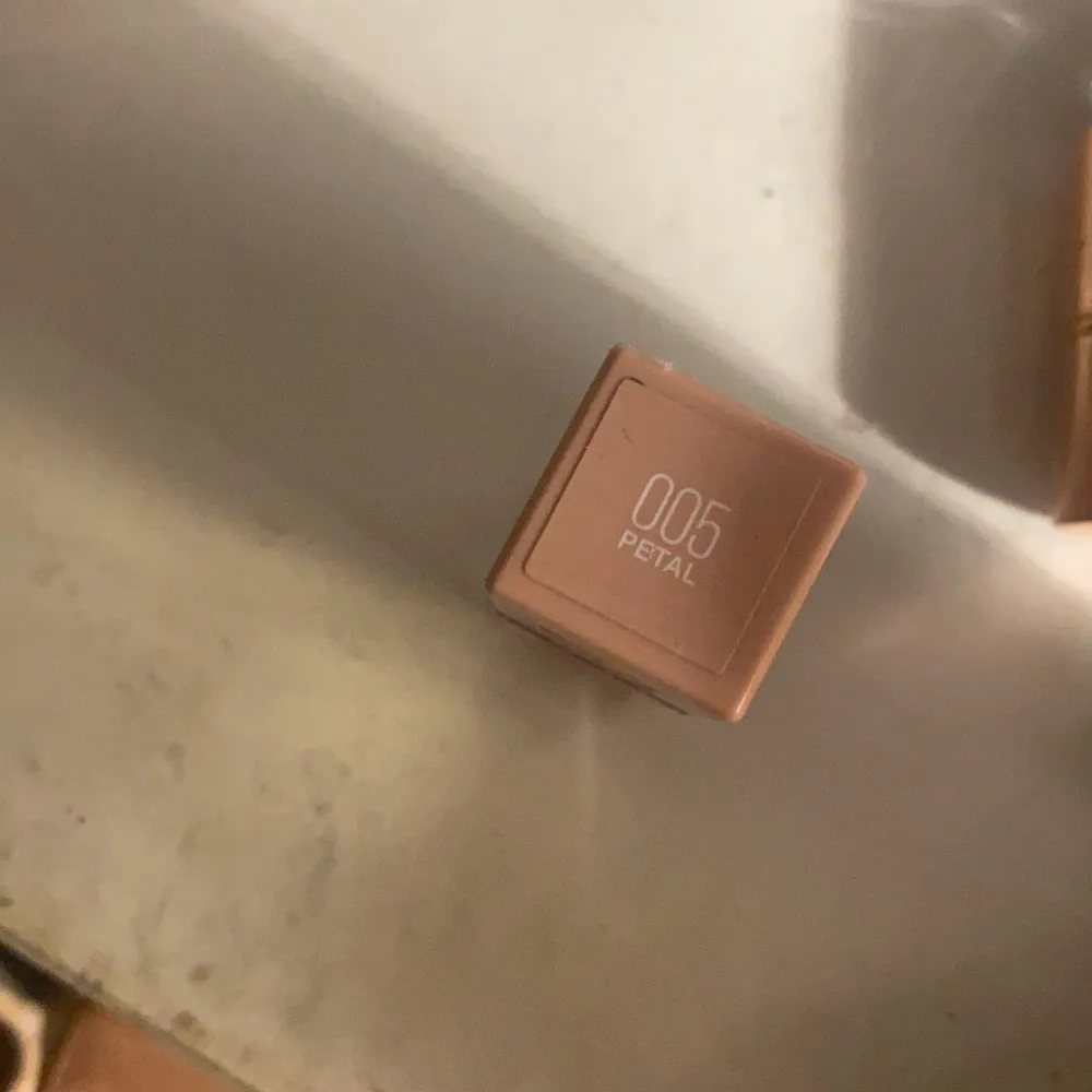 Lip gloss från maybelline i färgen 005 som endast är testad. . Övrigt.