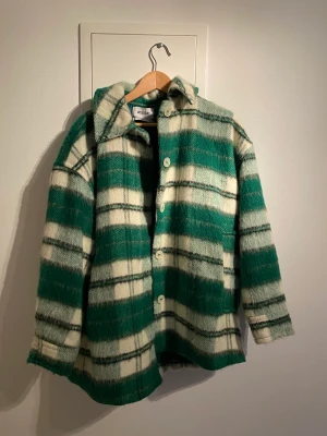 Weekday Grön jacka  - Helt oanvänd! Så himla snygg och väldigt oversize och mysig 