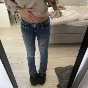 LTB Valerie Jeans - Säljer dessa supersnygga jeans från LTB som inte längre går att köpa. W27 L34! Köpte dessa på plick men säljer då de inte passade, aldrig använda av förra ägaren & endast testade av mig. De är därför helt i nyskick! Tjejen på bilderna är 170cm! 🫶🏼