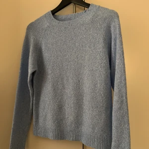 Stickad tröja - Stickad tröja från vero Moda i storlek xs. Den är lite mindre använd än den andra som jag lagt upp och har lite noppror men är i bra skick. Orginalpris 250kr