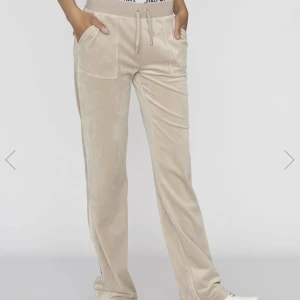 Beige Juicy Couture byxor  - De e då ett par beiga Juicy Couture byxor som e sparsamt använda å ser   därför så gott som oanvända ut. Hör av er för Bildrr ❤️ 