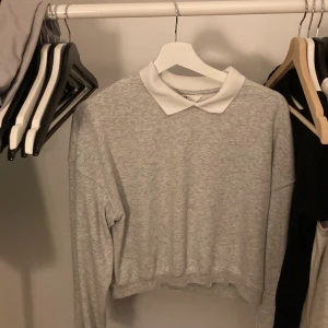 Tröja  - Bra skick även om den är tvättad några gånger, nypriset är 200kr så säljer för 100kr pga lite använd. Står it för frakt!💗