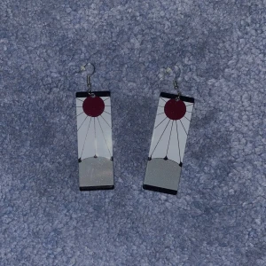 Anime örhängen  - Säljer dessa hanafuda örhängena då de aldrig har använts. Skriv vid frågor eller fler bilder💕