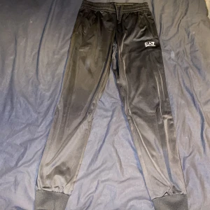 EA7 byxor - Använt få antal gånger, dom är som i nyskick,  Storlek:Small Köpta för 599kr