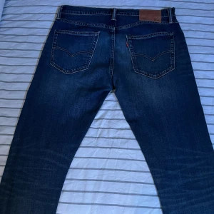 Levi's Jeans - Levi's Jeans som jag använt för ganska länge sedan. Växt ifrån mig i storleken så därför säljer jag. Jeansen är fortfarande i bra skick. Straight leg jeans och sitter inte tajt mot benen. 501or. Pm vid mer info