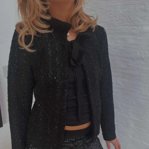 Glittrig jacka - Glittrig jacka som både går att använda som jacka men även som kavaj nu när det börjar bli kallt! Snygg detalj till alla outfits! Knyte vid halsen som är en snygg detalj i sig. Skriv privat vid frågor💕