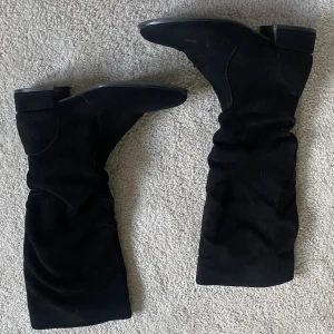 Svarat stövlar  - Superfina svarta stövlar i mocka🌟 Lite fodrade så passar perfekt nu i höst/vinter