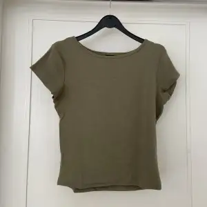 Så snygg klassisk T-shirt från Gina Tricot 💚🤎I bomull, storlek XL men funkar på L också om man vill ha lite lösare 🩶Lite croppad men inte mkt. Perfekt till en capsule closet, pga väldigt minimalistisk 😍Passar till allt! Perfekt skick 🍂🌹