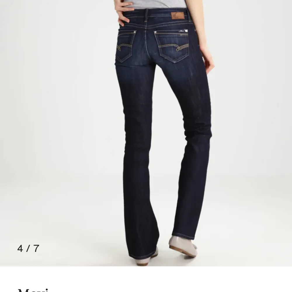 Säljer mina Mavi jeans i modellen Bella-bootcut jeans då dem är för stora. Dem är i nyskick då jag knappt använt dem. Helt slutsålda på zalando. Ca 40cm rakt över midjan o ca 75cm innerbensläng. Nypris 629kr . Jeans & Byxor.