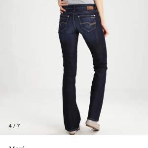 Säljer mina Mavi jeans i modellen Bella-bootcut jeans då dem är för stora. Dem är i nyskick då jag knappt använt dem. Helt slutsålda på zalando. Ca 40cm rakt över midjan o ca 75cm innerbensläng. Nypris 629kr 