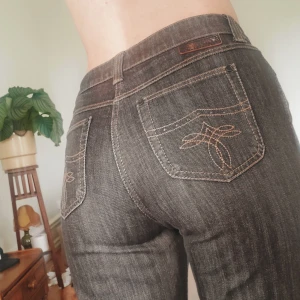 Y2K Jeans - Jättesnygga, raka vintagejeans från MACJEANS. Tyvärr blivit för korta för mig som är 176 men passar nog perfekt till dig som är under 170. Skickas med spårbar frakt. 🌻