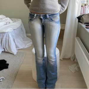 Super snygga jeans perfekt färg! Lite sönder på sidorna och dragkedjan är lite sönder men kan fixas!