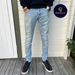 Dondup Jeans - Tja, nu säljer jag mina snygga dondup jeans i modellen Ritchie. Skicket på jeansen är väldigt bra förutom att en sån flärp man har bältet i har lossnat se bild 3. Modellen på bilden är 177. Självklart äkta. Det är bara att fråga på/ mvh Hugo😁