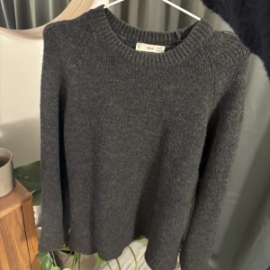 Stickad tröja  - Stickad tröja från Mango, fint skick 