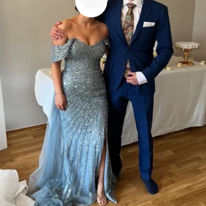 Balklänning  - Klänning i perfekt skick. Har bara använts en gång inga skador överhuvudtaget. Original pris för klänningen är 7000kr men säljer den för 4000kr pris kan diskuteras privat 