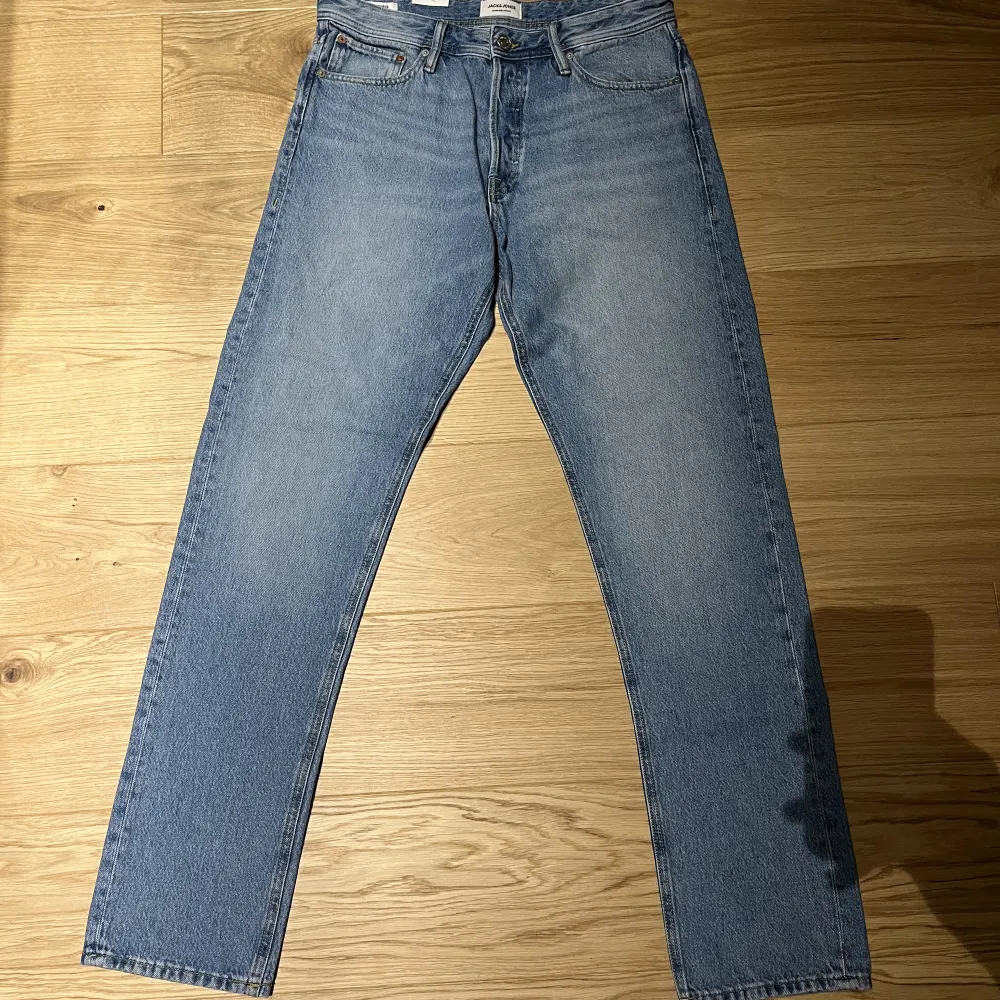 Helt nya oanvända jeans. Säljer pga felköp  Nypris 599:- . Jeans & Byxor.