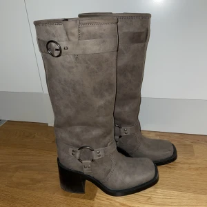 Boots h&m - Endast använda 1 gång så i mycket bra skick. Finns en liten repa på ena skon, syns på bilden. Nypris 799kr