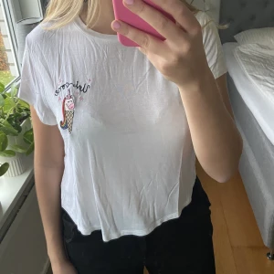 T-shirt - En t-shirt som nästan aldrig använt. Det är en fin, lite luftigare, t-shirt med en söt enhörning på. Den är i storlek m men passar S och mindre också