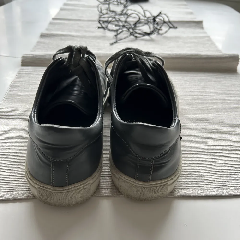Sjukt snygga gråa arigatos | cond 7/10 finns tecken på användning men finns mycket kvar att ge | kan rengöra skon så mycket som möjligt innan jag postar | storlek 41 | box ingår . Skor.