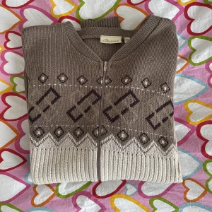 Stickad kofta - Oversized stickad höstkofta med dragkedja! Skulle uppskatta till strl L🧸