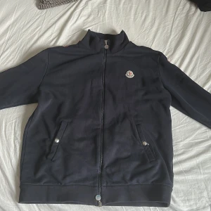 Moncler kofta - Säljer min moncler zip då jag inte använder den så ofta. Den är använd Max 5 gånger. Jag tar emot byten också!