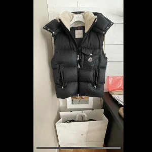 Moncler väst  - Moncler oust gilet  Size 2 storleken M  Köpt för 12956 kvitto är med alla tags också 