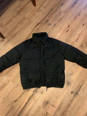 Svart pufferjacket - Säljer denna jacka som är använd en vinter. Säljer då den är för liten.