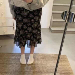 Blommig kjol - En midikjol i bra skick den e knappt använd🤞(e 166 btw) 