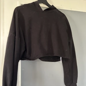 Hoodie - Skit snygg croppad hoodie från Gina som ej används!
