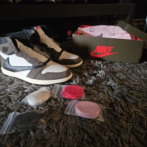 Travis Scott Jordans High Stl. 43 - Säljer mina Travis Scott Jordans. Kvitto finns och följer även med vid köp så ni har bevis med er.