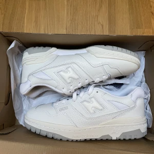 New balance 550  - Ett par oanvända nb 550 White Grey, i storlek 41 1/2. Kvitto och box tillkommer givetvis. True to size. Nypris: 2100. Mitt pris: 900. Pris kan diskuteras vid snabb affär. Fraktas spårbart via PostNord. Hör av dig om du har några frågor eller funderingar. 