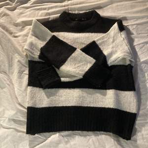 Säljer en stickad tröja från lager 157! Det står storlek XS/S men passar mig som brukar ha M! Använd några gånger!💗
