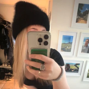 Svart höst/vinter mössa - Super fin mössa från Kati niemi, köptes på Jackie, helt oanvänd, nypris var 1600kr men säljer för 800 pris kan diskuteras!!💗