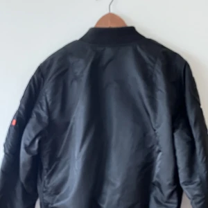 Alpha Indistries jacka - Bomberjacka Nasa i strl M Dragkedja, glänsande, Label Patch/ Label Flag