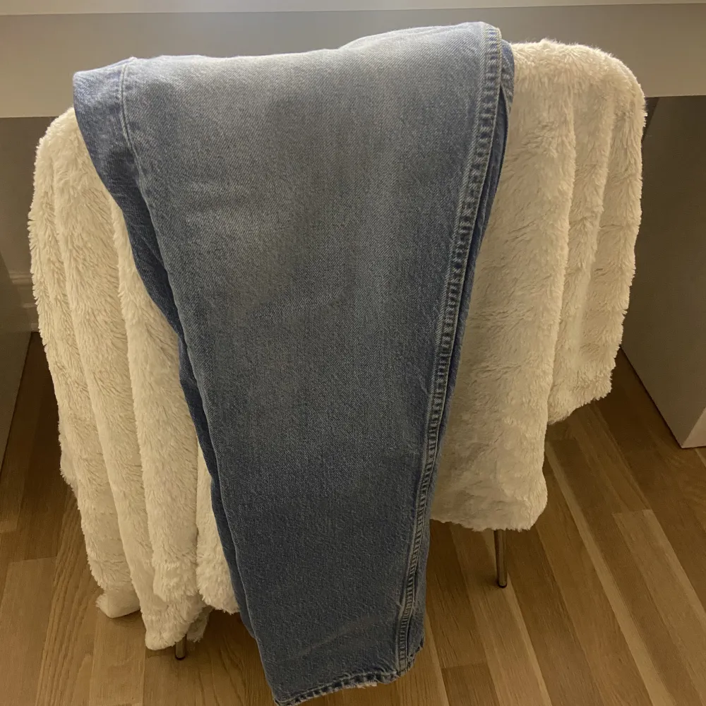Low waist straight jeans som är väl andvända, inget som syns mer än att färgen kan var något ur tvättad🫶🏼 från Gina tricot, köpta för ca ett och ett halvt år sedan. Jeans & Byxor.