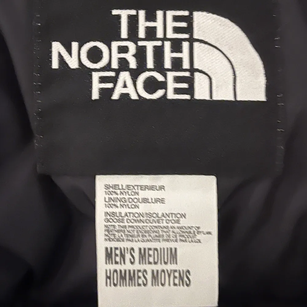 Röd north face jacka som ej säljs längre, bra skick förutom ett millimeters hål på ena axeln💞. Jackor.
