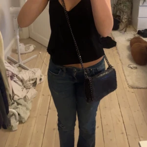 svart väska - Jätte snygg svart tiamo liknande väska med ”ormskinn” mönster🫶🏻passar till allt