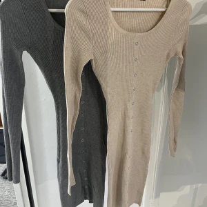 Kroppsformade Klänningar 2-pack - Säljer dessa super kroppsformade klänningar från NewYorker. Säljer dem som ett 2-pack. Båda för 200 eller en för 120/styck. Dem är så snygga och sitter otroligt fint på kroppen. Båda är i Storlek S men kan passa någon men XS då dem är väldigt stretchiga💗